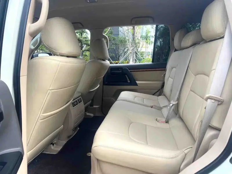 Vehicle photo 10