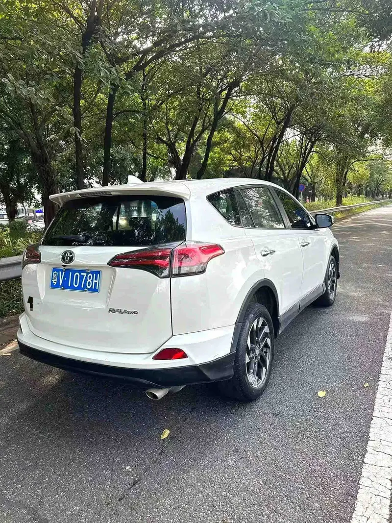 Vehicle photo 2