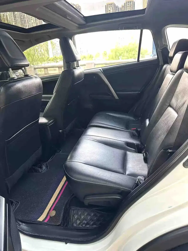 Vehicle photo 4