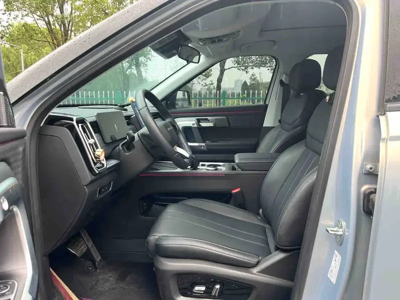 Vehicle photo 8