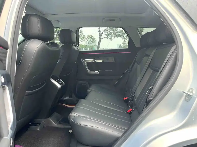 Vehicle photo 9