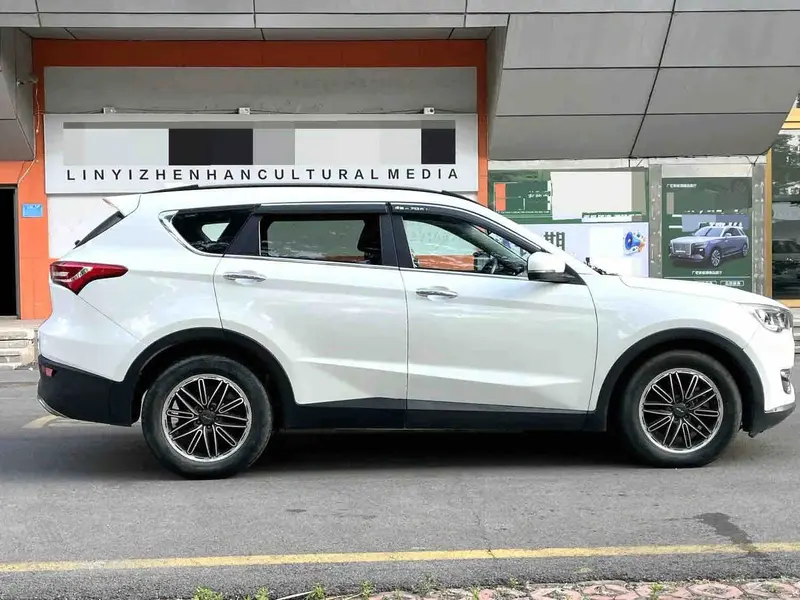 Vehicle photo 4