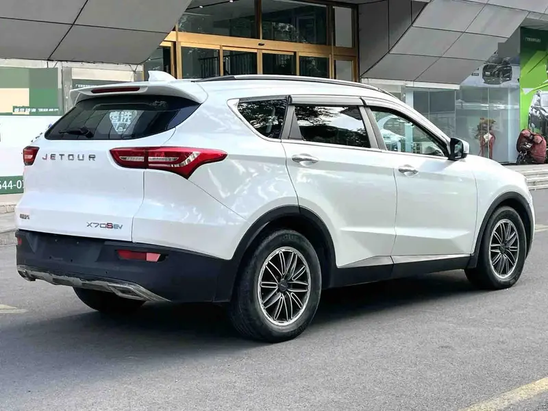 Vehicle photo 5