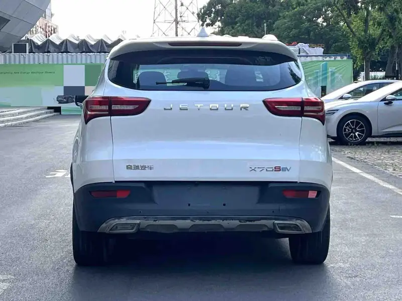 Vehicle photo 6