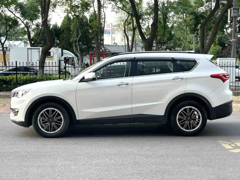 Vehicle photo 8