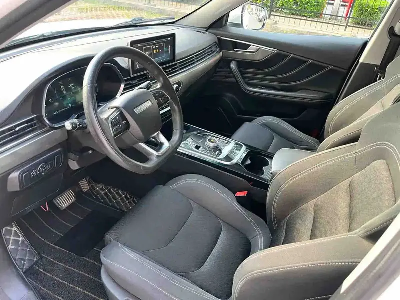 Vehicle photo 9