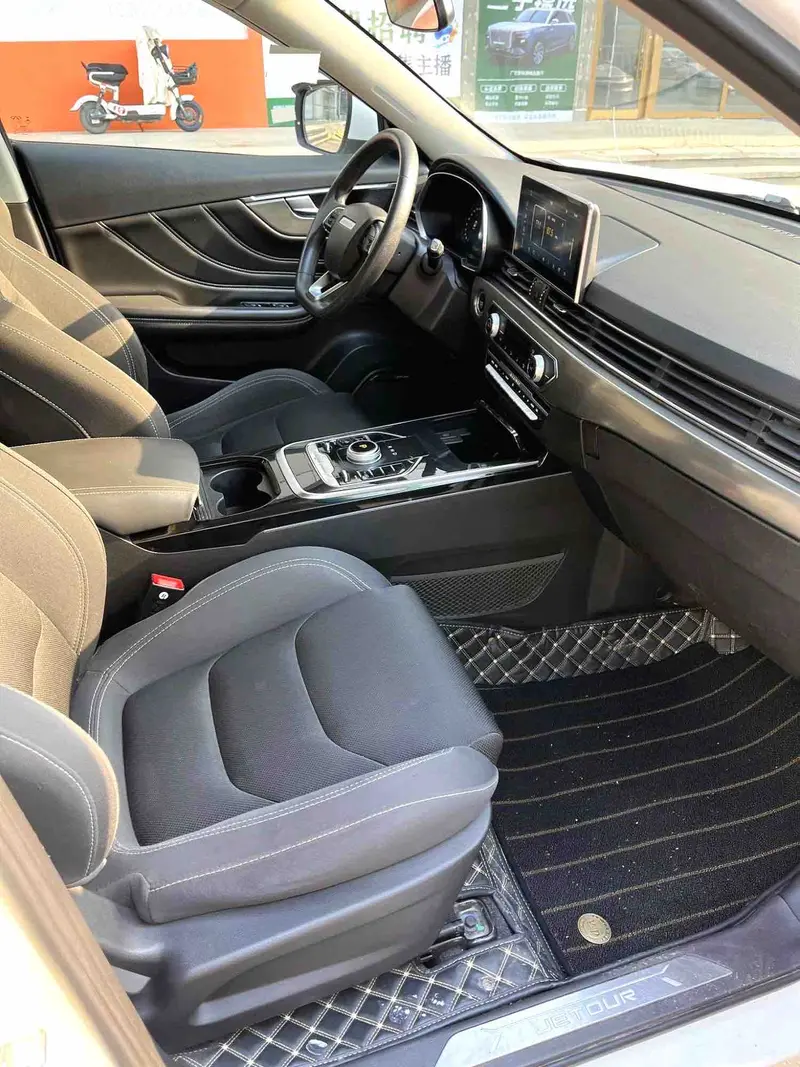 Vehicle photo 12