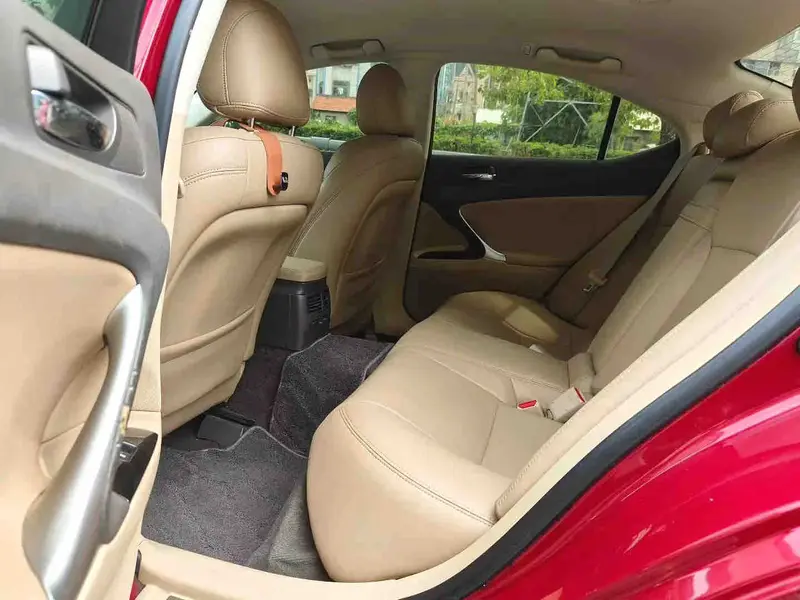 Vehicle photo 9