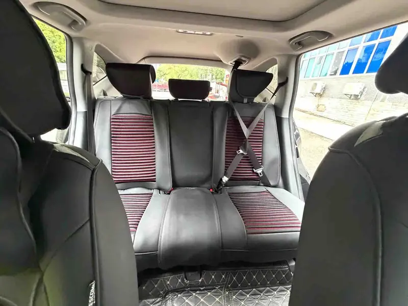 Vehicle photo 11