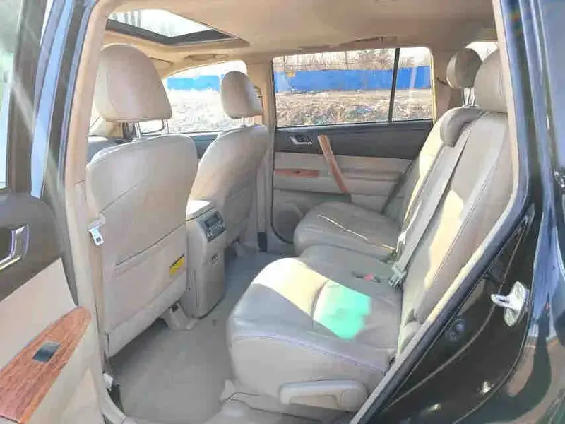 Vehicle photo 9