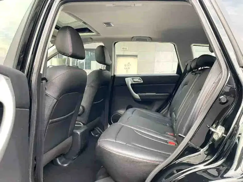 Vehicle photo 9