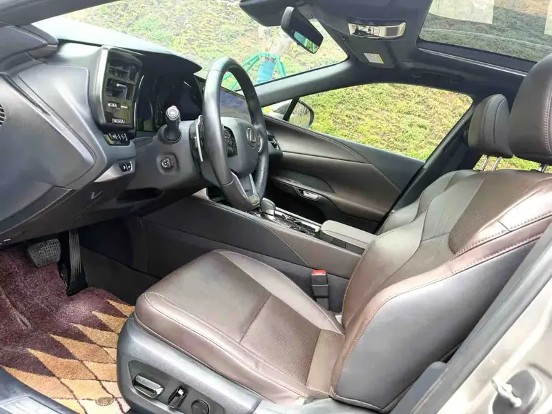 Vehicle photo 4