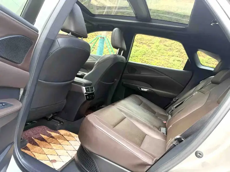 Vehicle photo 7