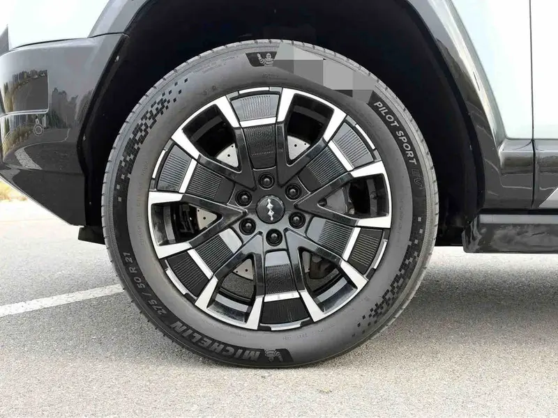 Vehicle photo 7