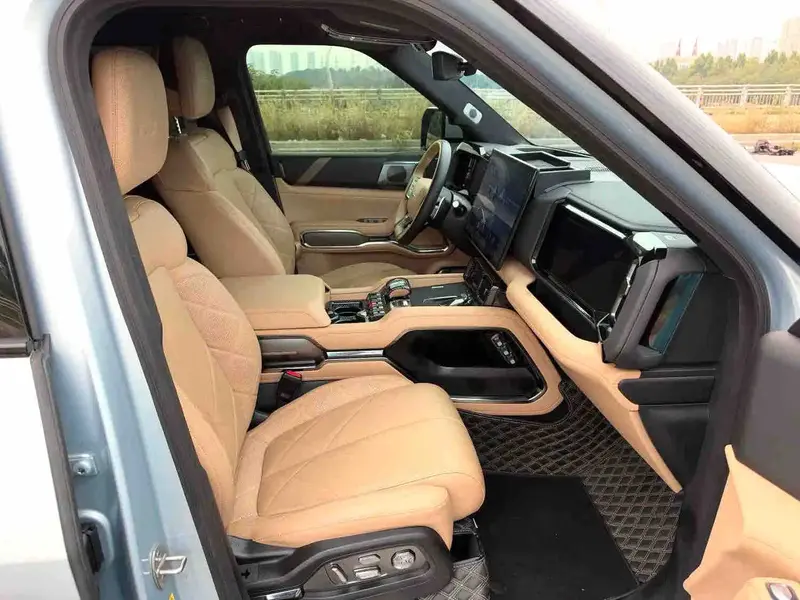 Vehicle photo 13