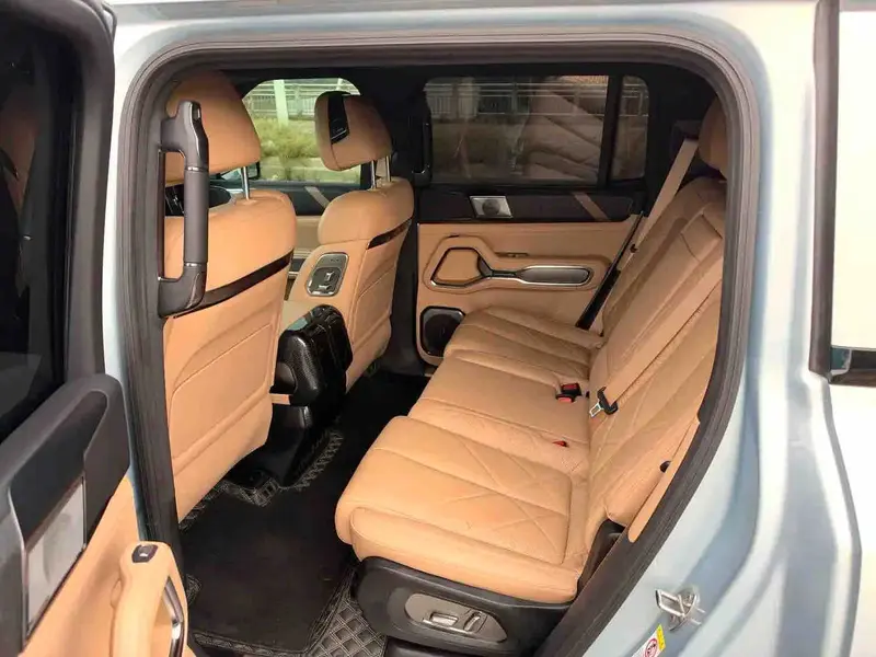 Vehicle photo 14