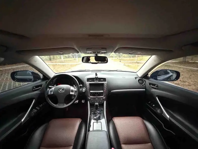 Vehicle photo 6