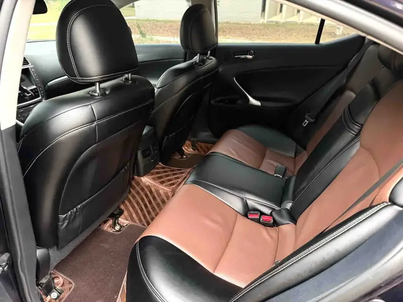 Vehicle photo 8