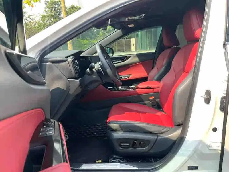 Vehicle photo 6