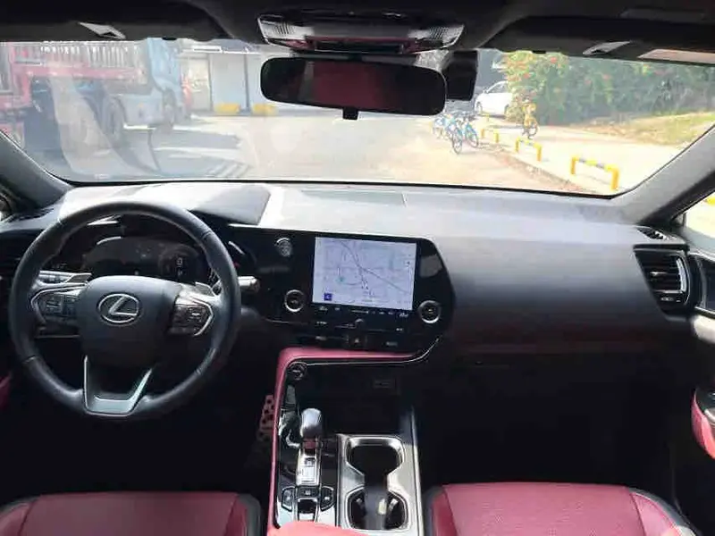 Vehicle photo 7