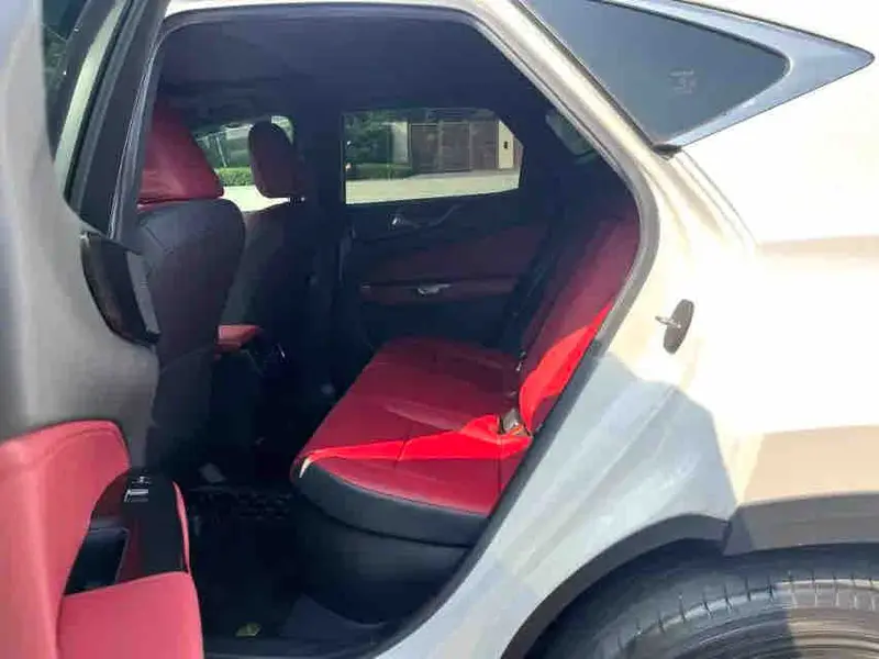 Vehicle photo 8