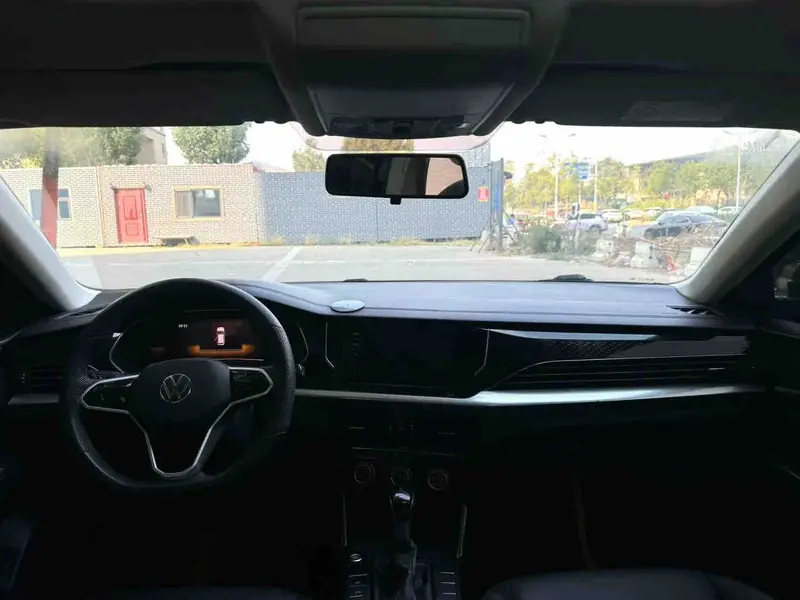 Vehicle photo 6