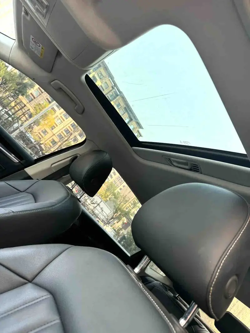 Vehicle photo 7