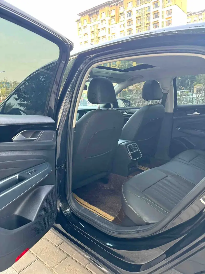 Vehicle photo 8