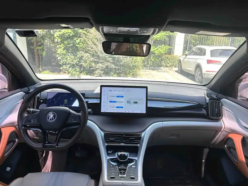 Vehicle photo 7