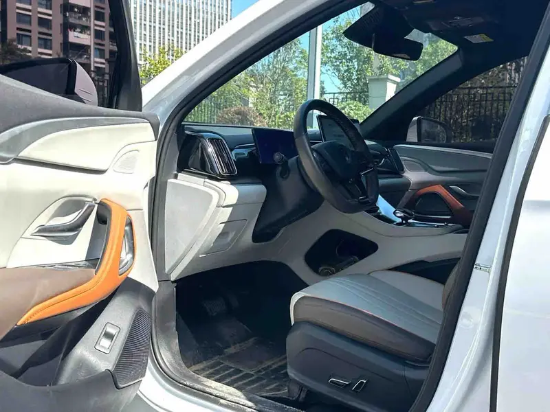 Vehicle photo 8