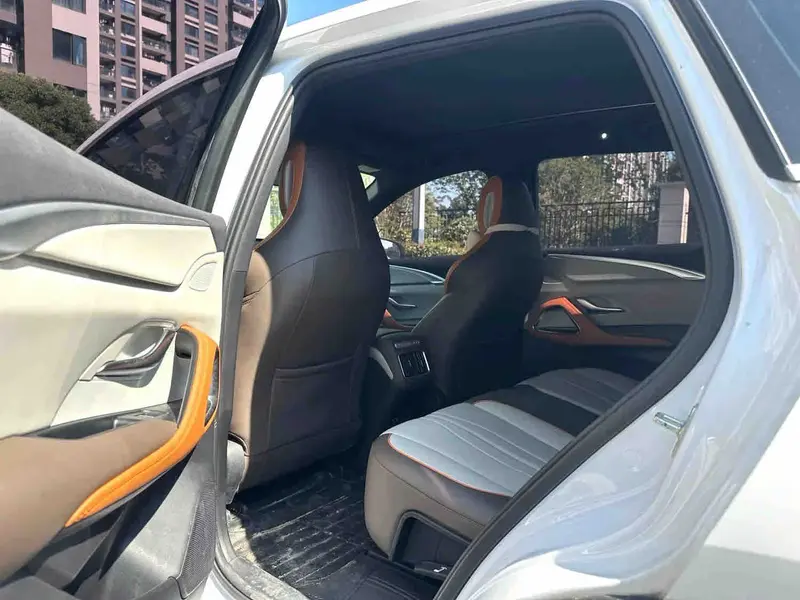 Vehicle photo 9