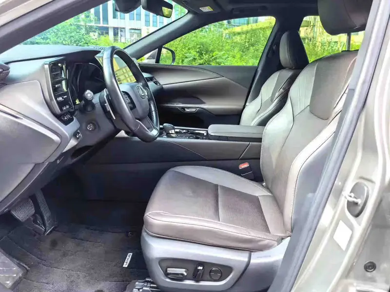Vehicle photo 7