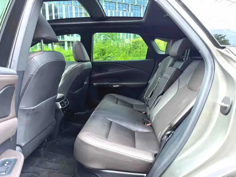 Vehicle photo 8