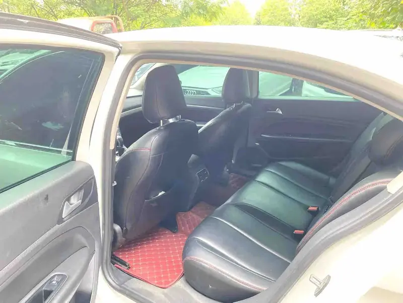 Vehicle photo 9