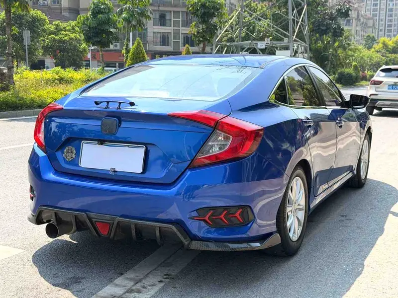Vehicle photo 5