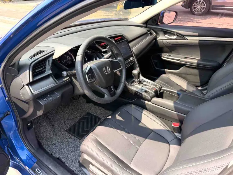 Vehicle photo 8