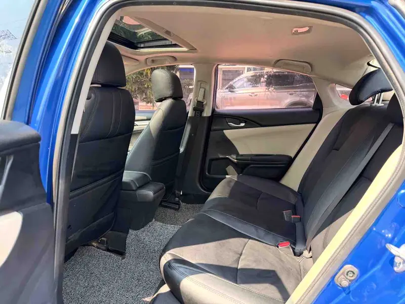 Vehicle photo 9