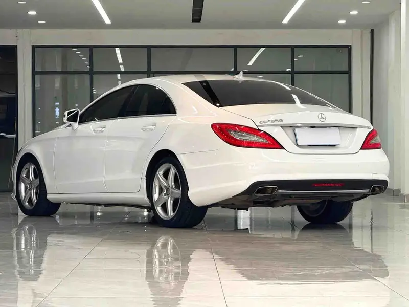 Vehicle photo 4