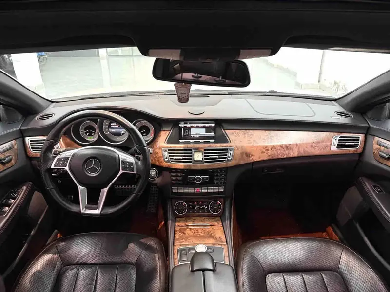Vehicle photo 7