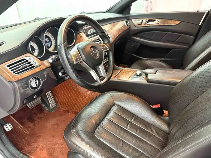 Vehicle photo 8