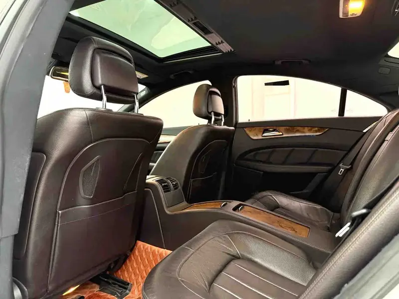 Vehicle photo 9