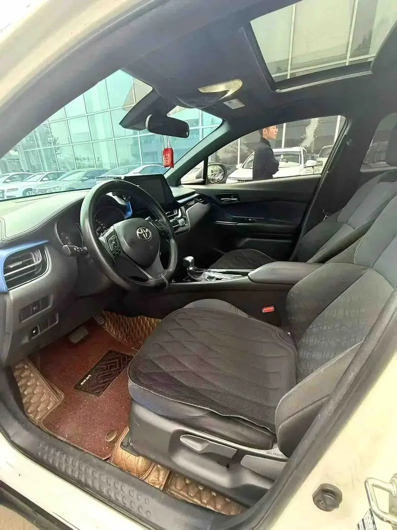 Vehicle photo 4