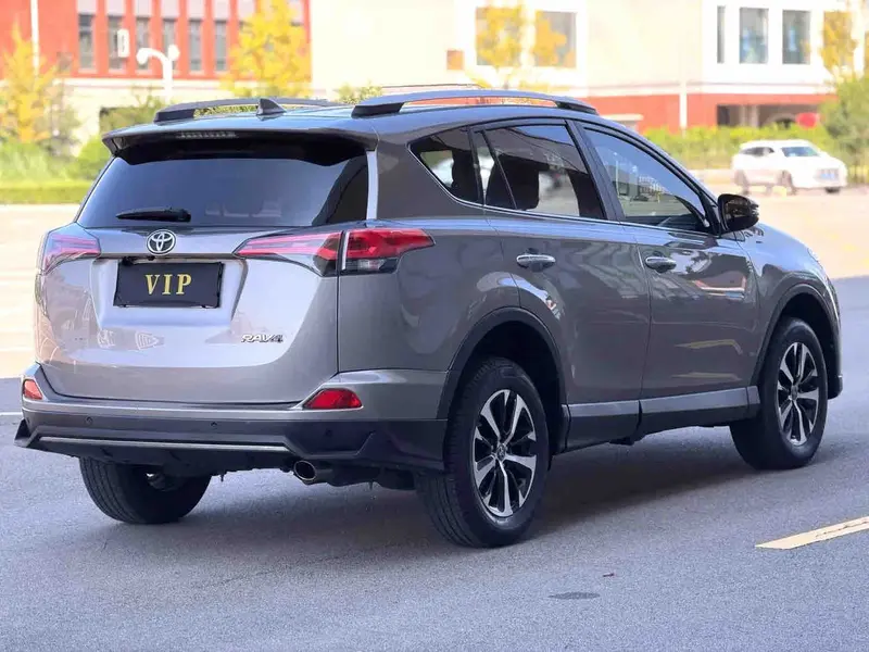 Vehicle photo 4