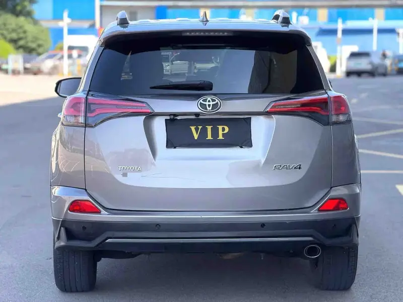 Vehicle photo 5