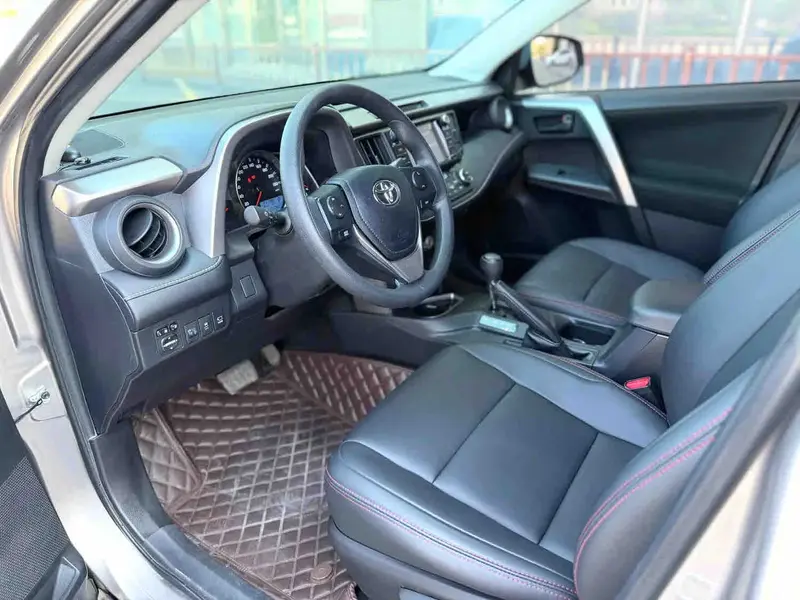 Vehicle photo 7