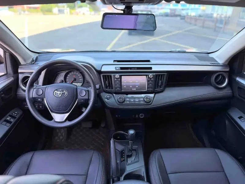 Vehicle photo 9