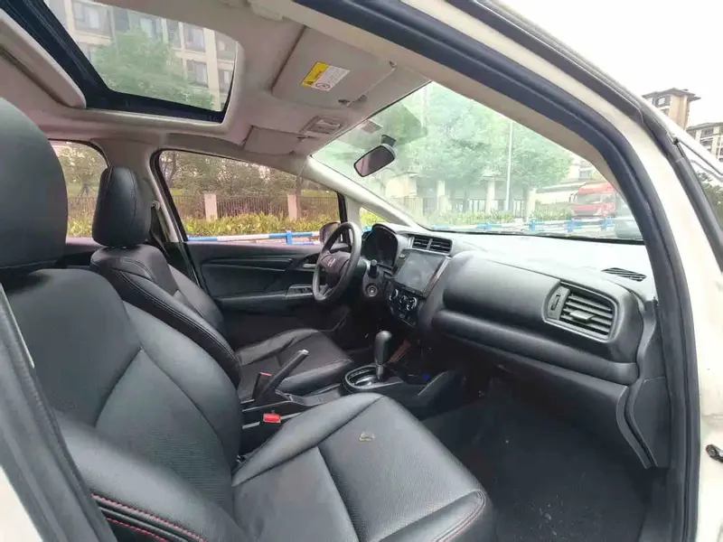 Vehicle photo 11