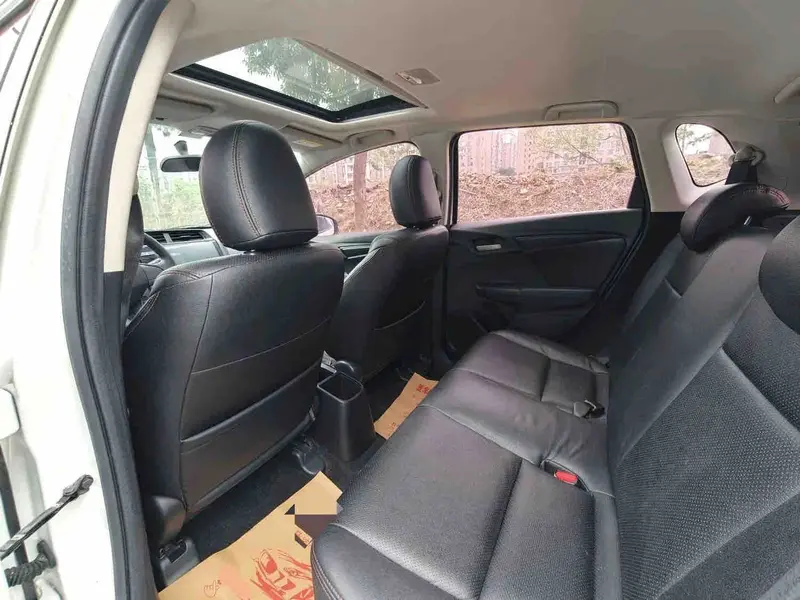 Vehicle photo 12