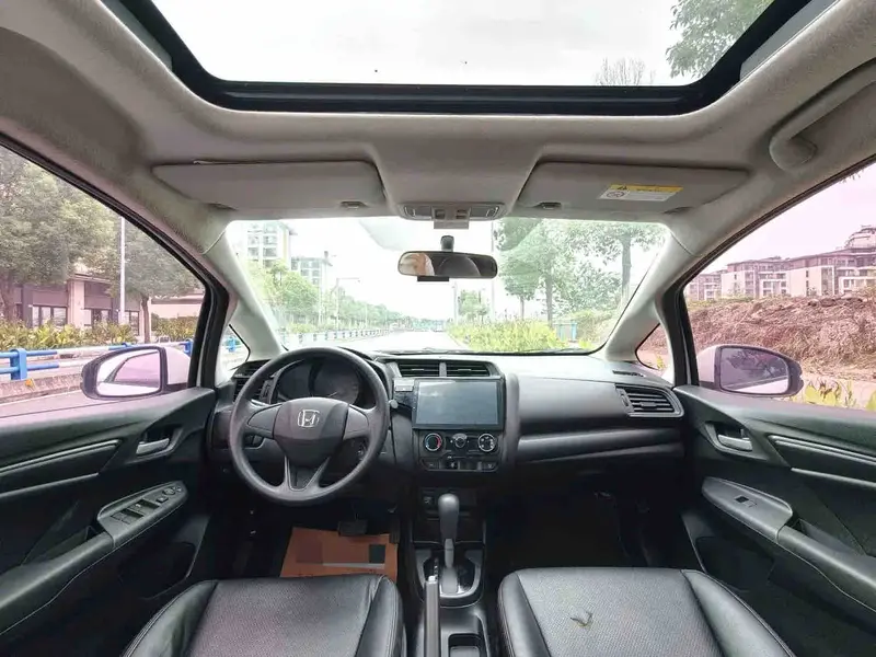 Vehicle photo 13