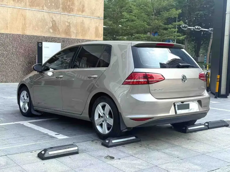 Vehicle photo 4